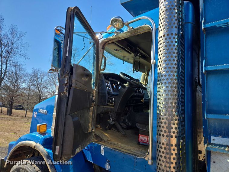 image for item DU2699 2017 Kenworth T800 dump truck