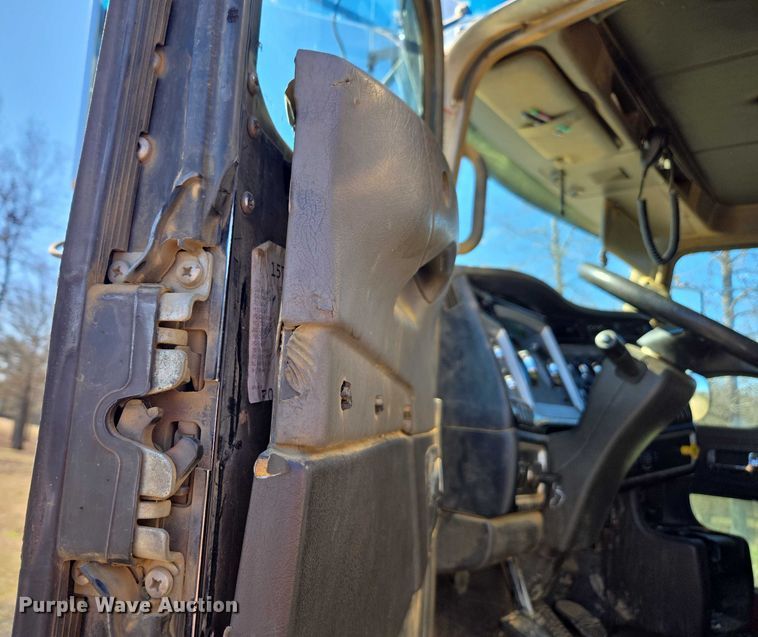 image for item DU2699 2017 Kenworth T800 dump truck