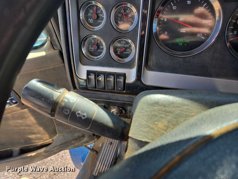 image for item DU2699 2017 Kenworth T800 dump truck