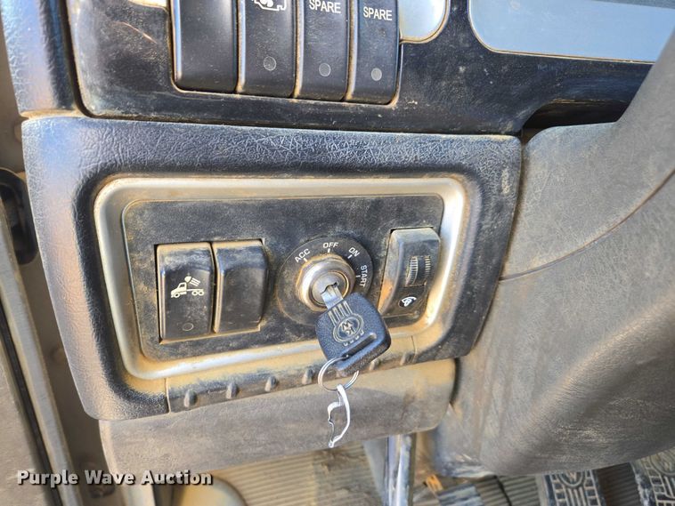 image for item DU2699 2017 Kenworth T800 dump truck