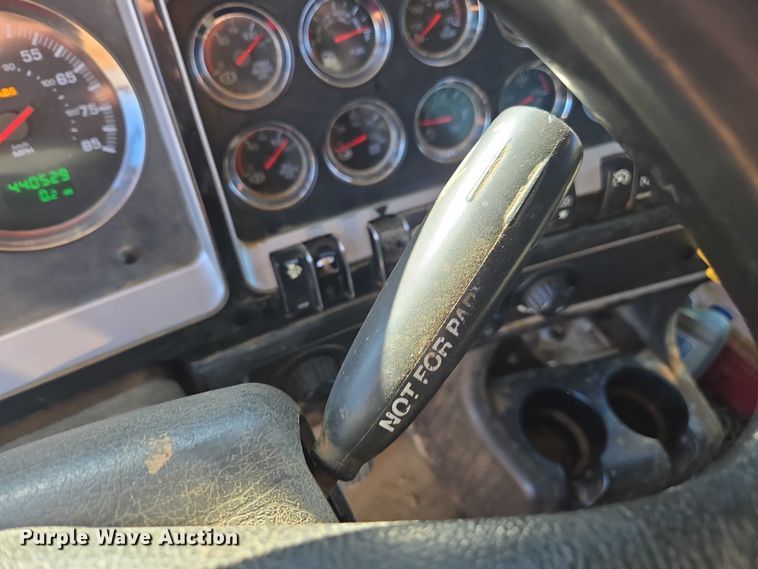 image for item DU2699 2017 Kenworth T800 dump truck