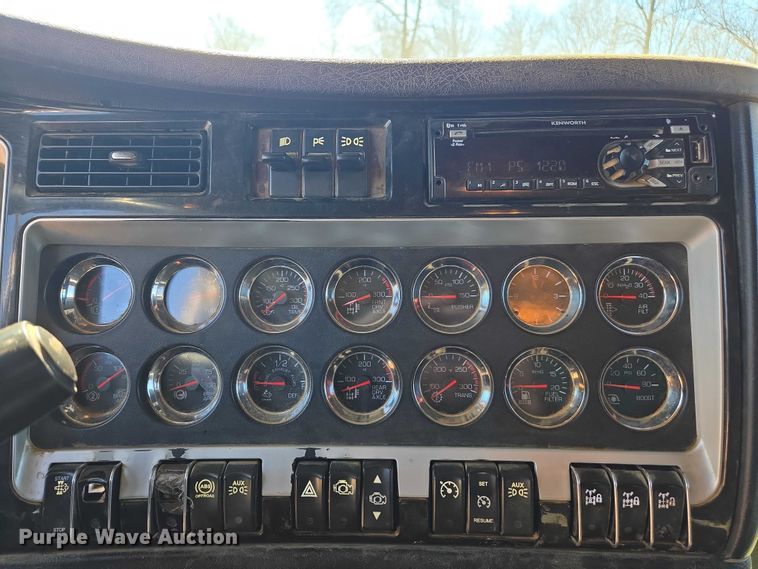 image for item DU2699 2017 Kenworth T800 dump truck