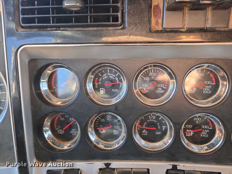 image for item DU2699 2017 Kenworth T800 dump truck