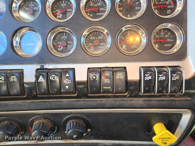 image for item DU2699 2017 Kenworth T800 dump truck