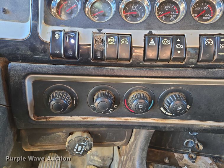 image for item DU2699 2017 Kenworth T800 dump truck