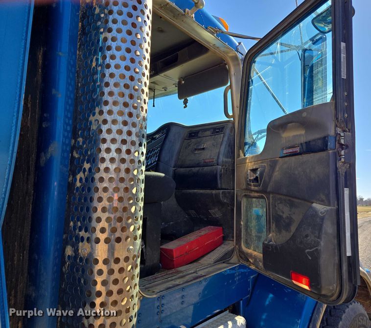 image for item DU2699 2017 Kenworth T800 dump truck