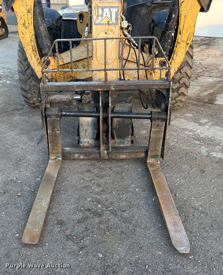 image for item DU6947 2005 Caterpillar TH560B telehandler