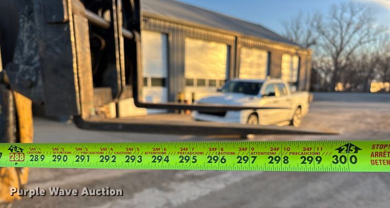 image for item DU6947 2005 Caterpillar TH560B telehandler