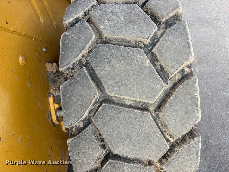 image for item DU6950 2016 Caterpillar 272D2 skid steer loader