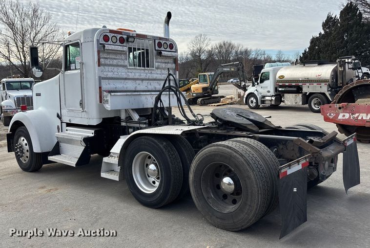 image for item DU6953 2001 Kenworth W900 semi truck