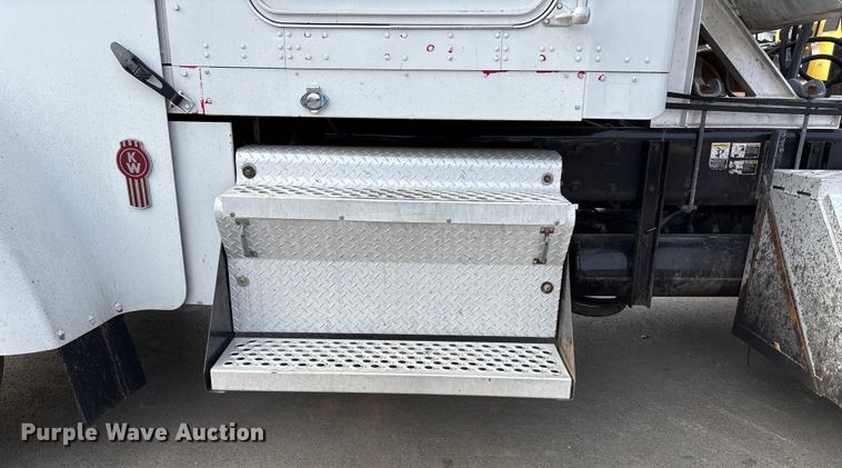 image for item DU6953 2001 Kenworth W900 semi truck