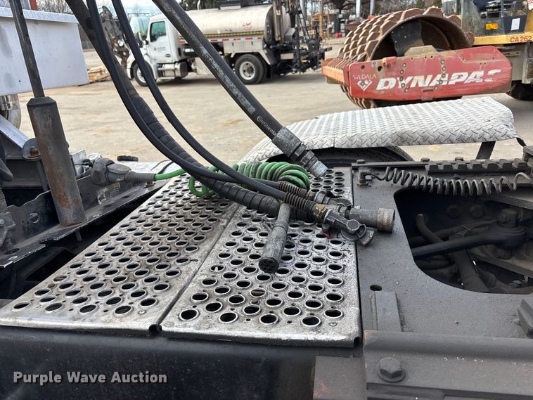 image for item DU6953 2001 Kenworth W900 semi truck