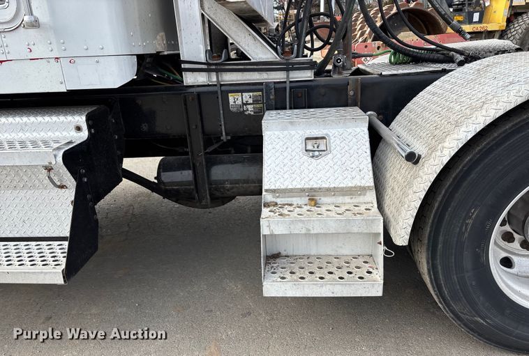 image for item DU6953 2001 Kenworth W900 semi truck