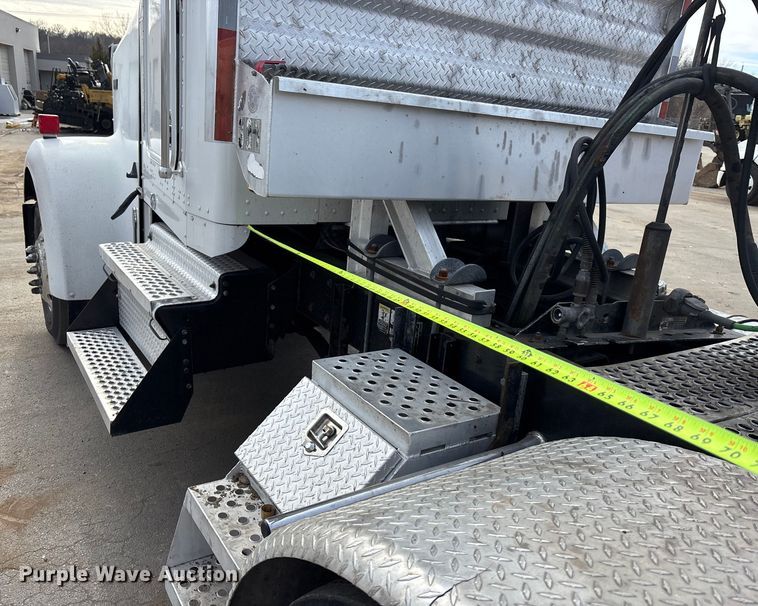 image for item DU6953 2001 Kenworth W900 semi truck