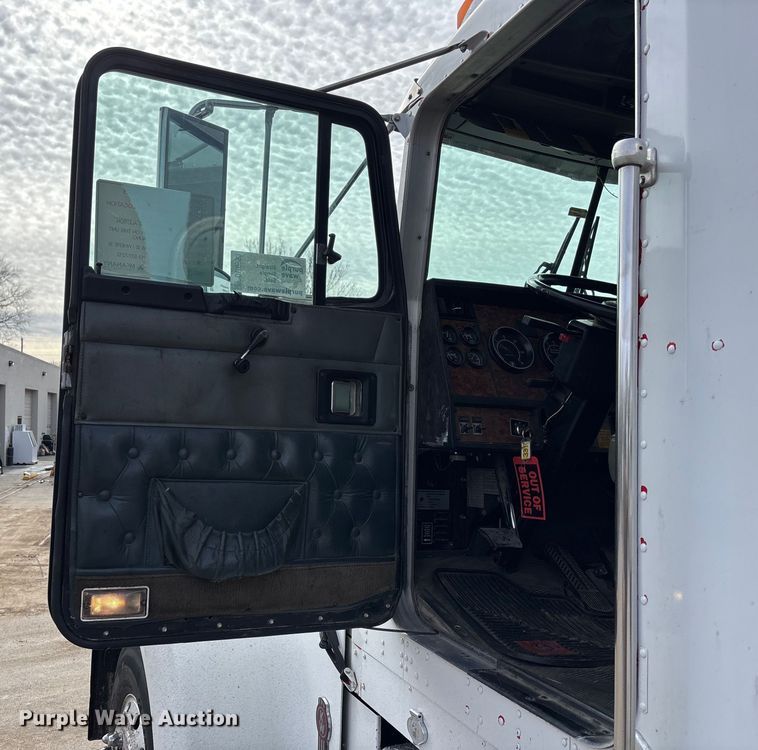 image for item DU6953 2001 Kenworth W900 semi truck