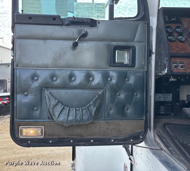 image for item DU6953 2001 Kenworth W900 semi truck