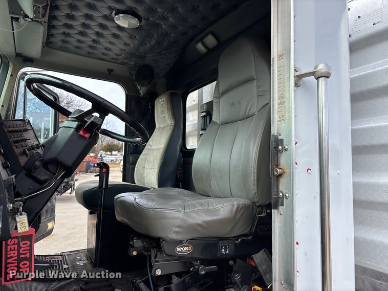 image for item DU6953 2001 Kenworth W900 semi truck