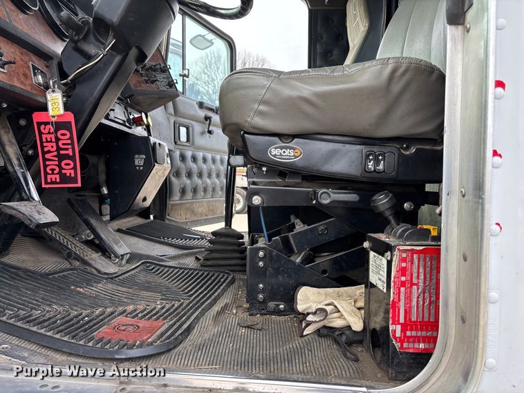 image for item DU6953 2001 Kenworth W900 semi truck