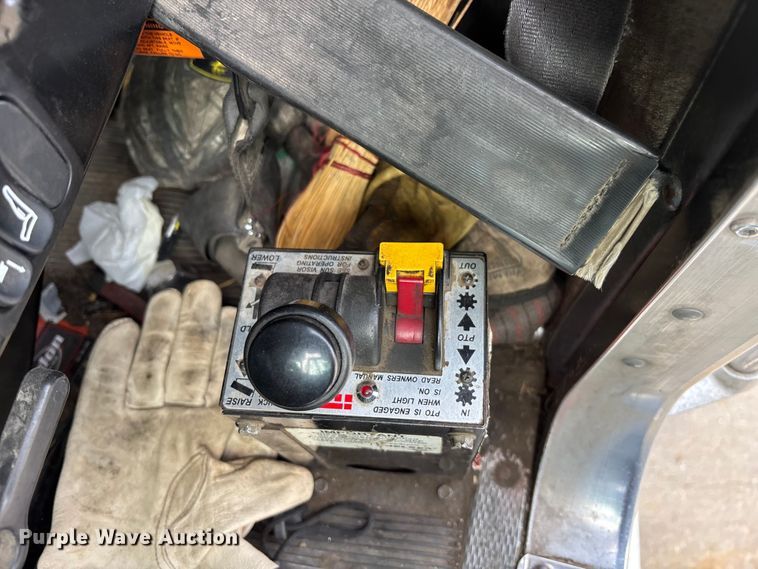 image for item DU6953 2001 Kenworth W900 semi truck