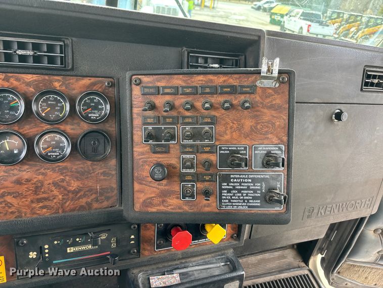 image for item DU6953 2001 Kenworth W900 semi truck