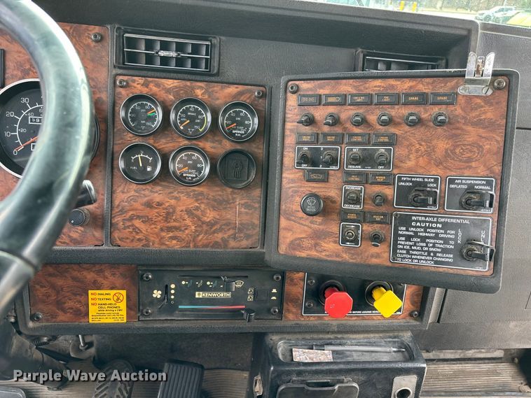 image for item DU6953 2001 Kenworth W900 semi truck