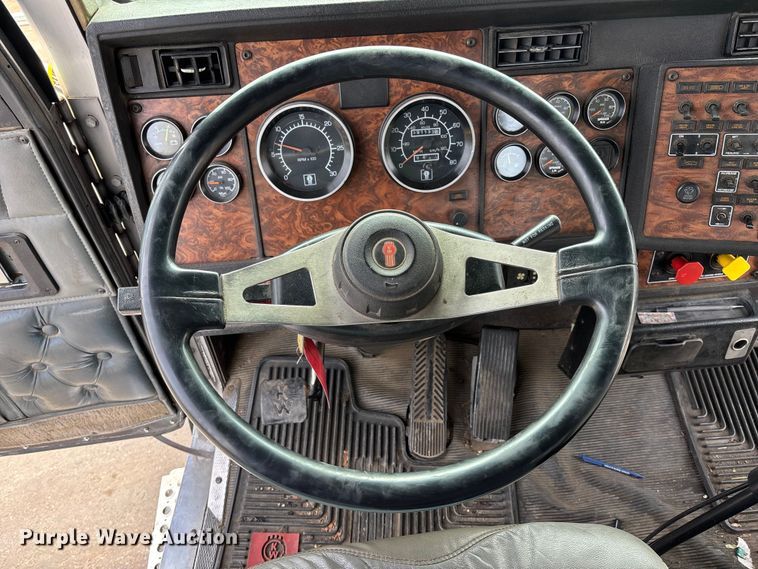 image for item DU6953 2001 Kenworth W900 semi truck