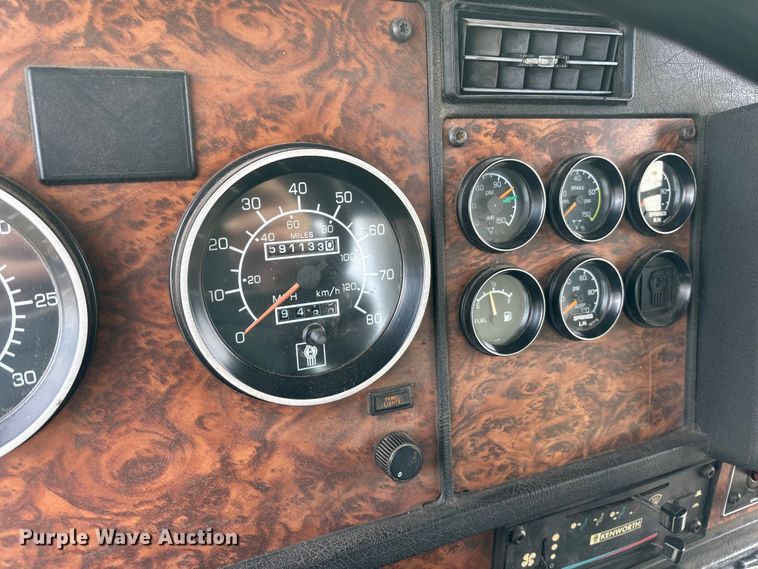 image for item DU6953 2001 Kenworth W900 semi truck