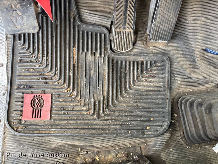 image for item DU6953 2001 Kenworth W900 semi truck