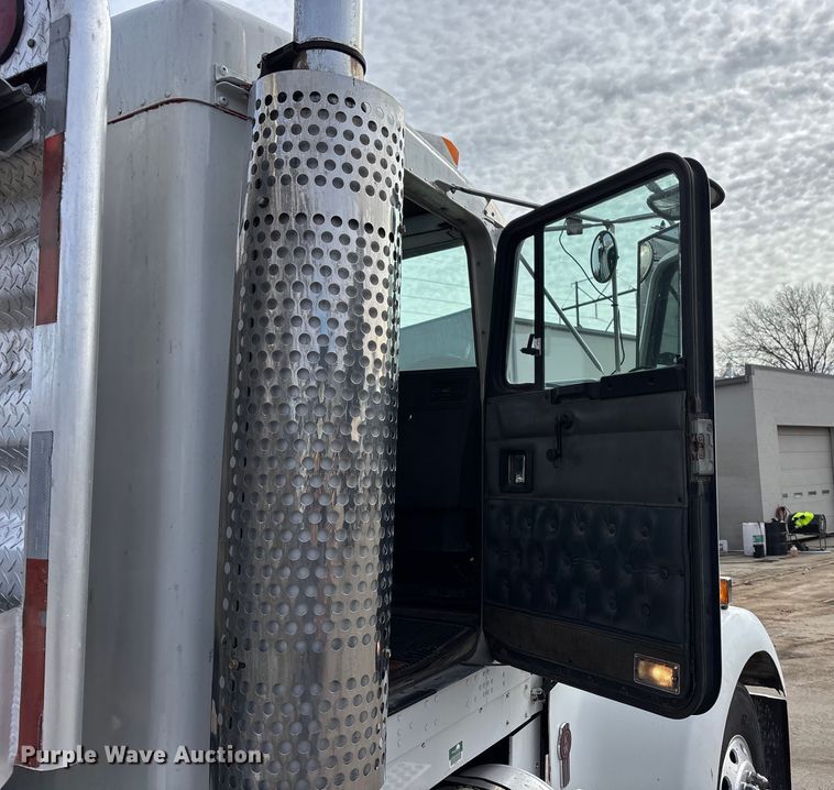 image for item DU6953 2001 Kenworth W900 semi truck