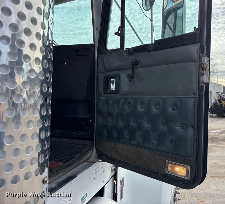 image for item DU6953 2001 Kenworth W900 semi truck