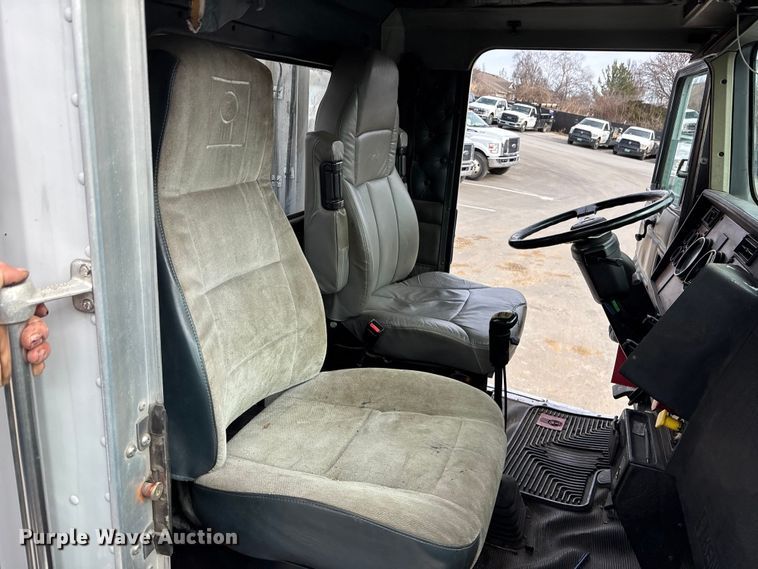 image for item DU6953 2001 Kenworth W900 semi truck