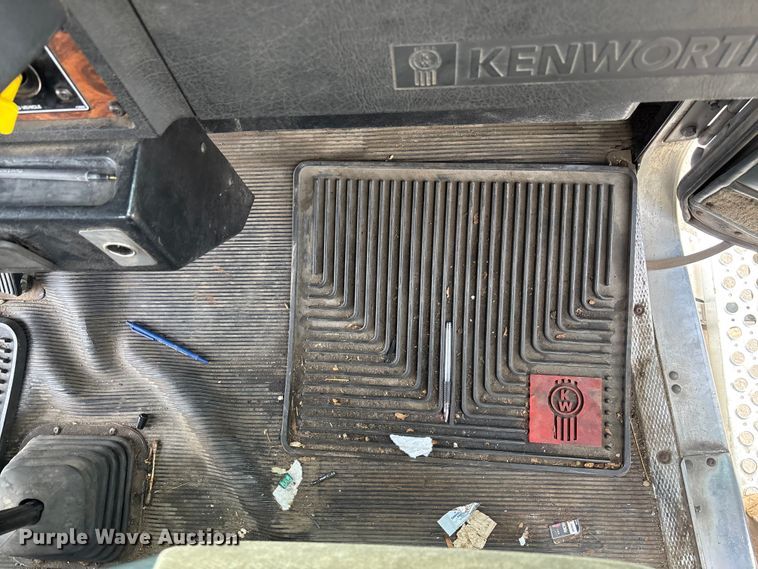 image for item DU6953 2001 Kenworth W900 semi truck