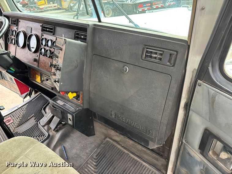 image for item DU6953 2001 Kenworth W900 semi truck