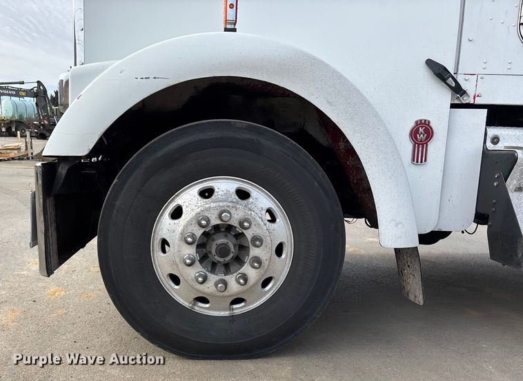 image for item DU6953 2001 Kenworth W900 semi truck