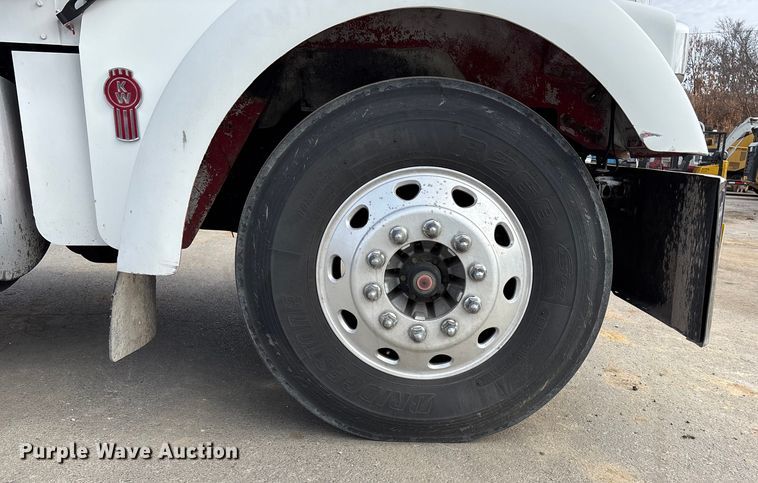 image for item DU6953 2001 Kenworth W900 semi truck