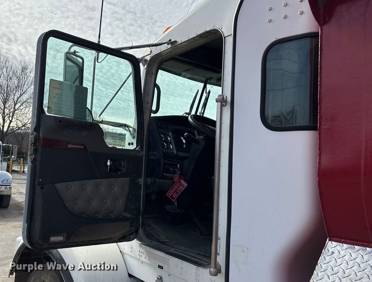 image for item DU6954 2016 Kenworth T800 dump truck