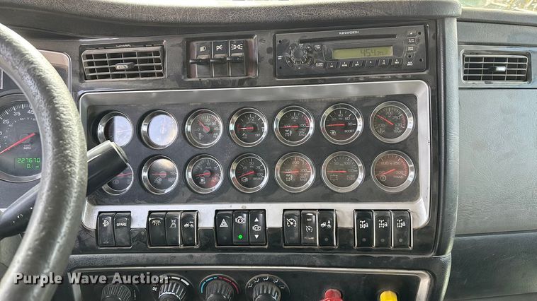 image for item DU6954 2016 Kenworth T800 dump truck