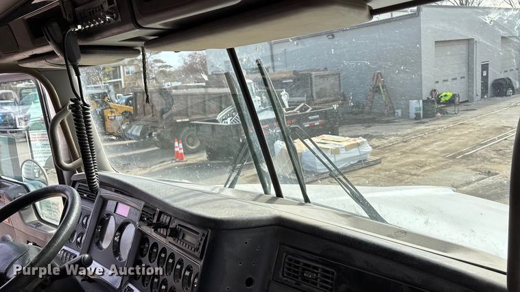 image for item DU6954 2016 Kenworth T800 dump truck