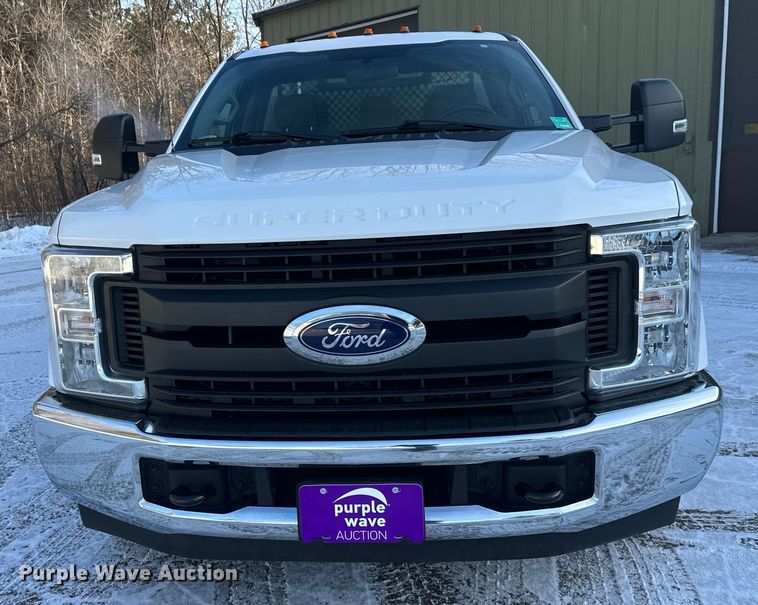 image for item DW4416 2019 Ford F350 Super Duty utility bed pickup truck