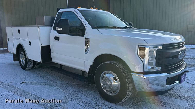 image for item DW4416 2019 Ford F350 Super Duty utility bed pickup truck