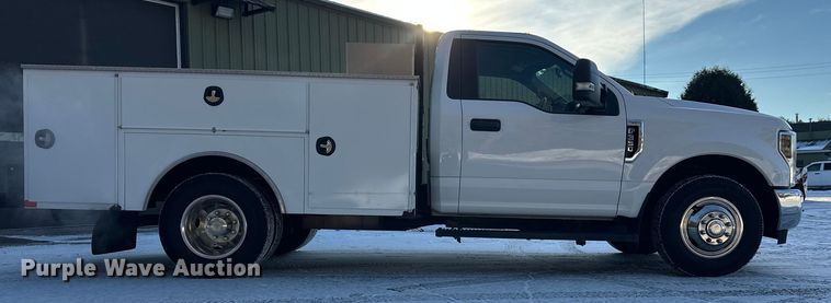 image for item DW4416 2019 Ford F350 Super Duty utility bed pickup truck