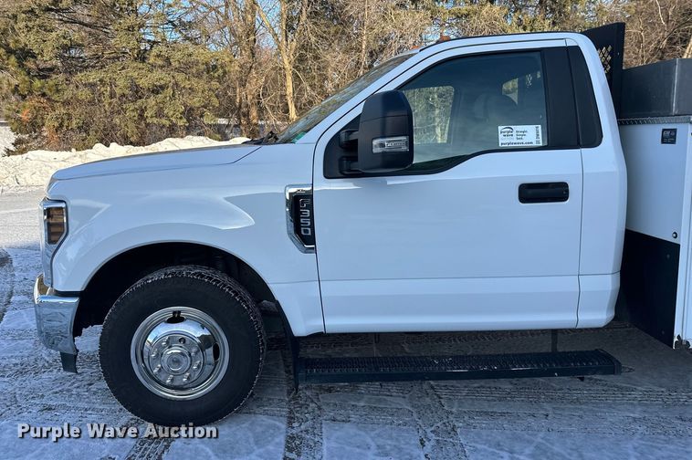 image for item DW4416 2019 Ford F350 Super Duty utility bed pickup truck