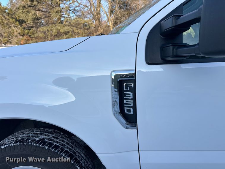 image for item DW4416 2019 Ford F350 Super Duty utility bed pickup truck