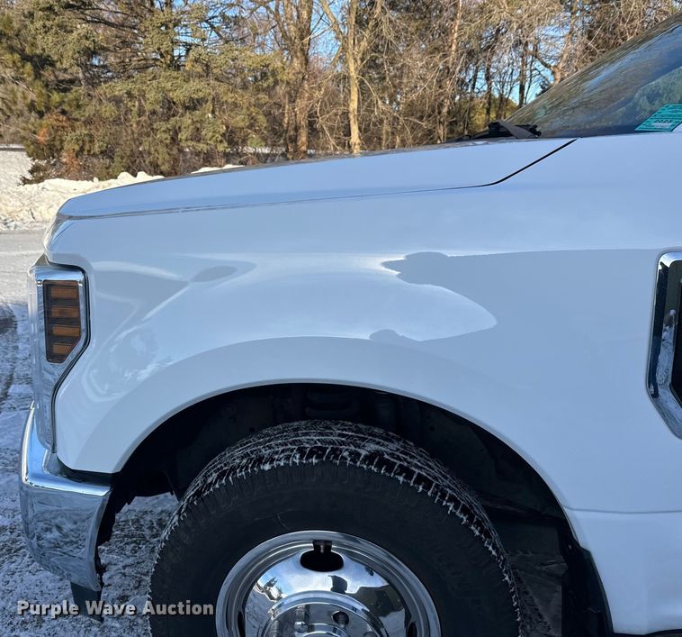 image for item DW4416 2019 Ford F350 Super Duty utility bed pickup truck