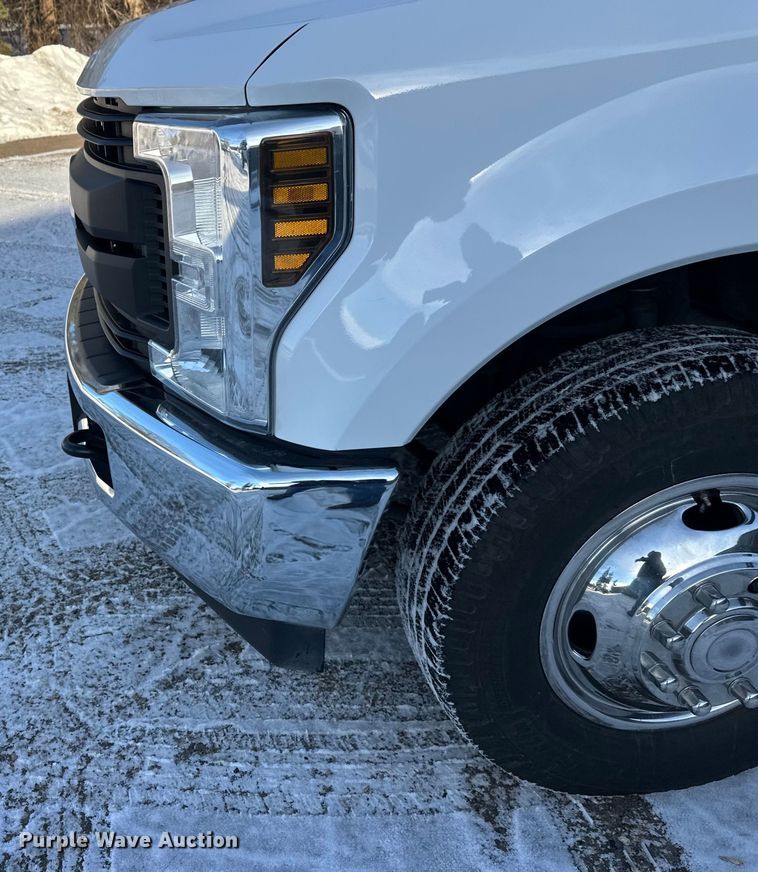 image for item DW4416 2019 Ford F350 Super Duty utility bed pickup truck