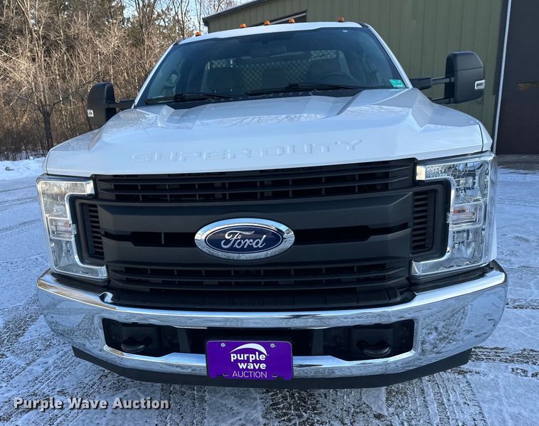 image for item DW4416 2019 Ford F350 Super Duty utility bed pickup truck