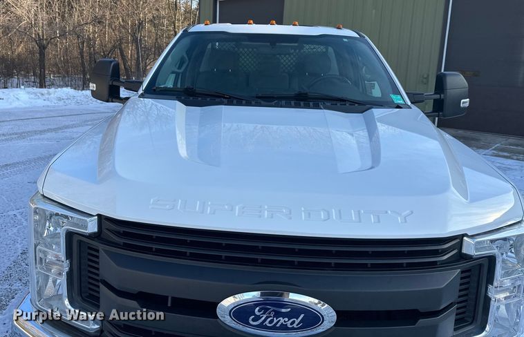 image for item DW4416 2019 Ford F350 Super Duty utility bed pickup truck