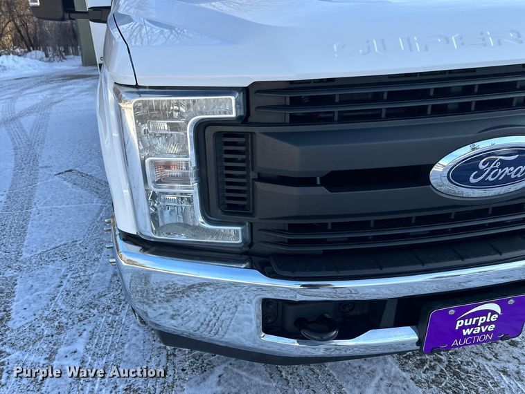 image for item DW4416 2019 Ford F350 Super Duty utility bed pickup truck