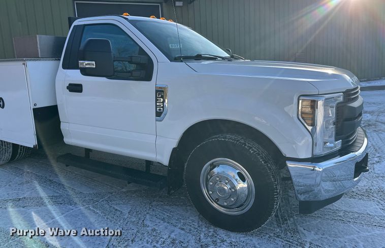 image for item DW4416 2019 Ford F350 Super Duty utility bed pickup truck