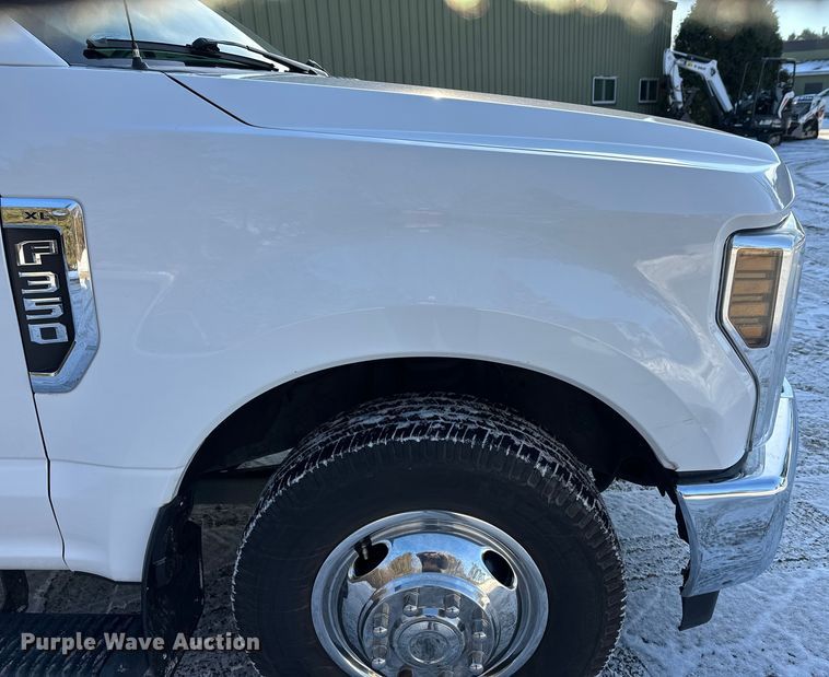 image for item DW4416 2019 Ford F350 Super Duty utility bed pickup truck